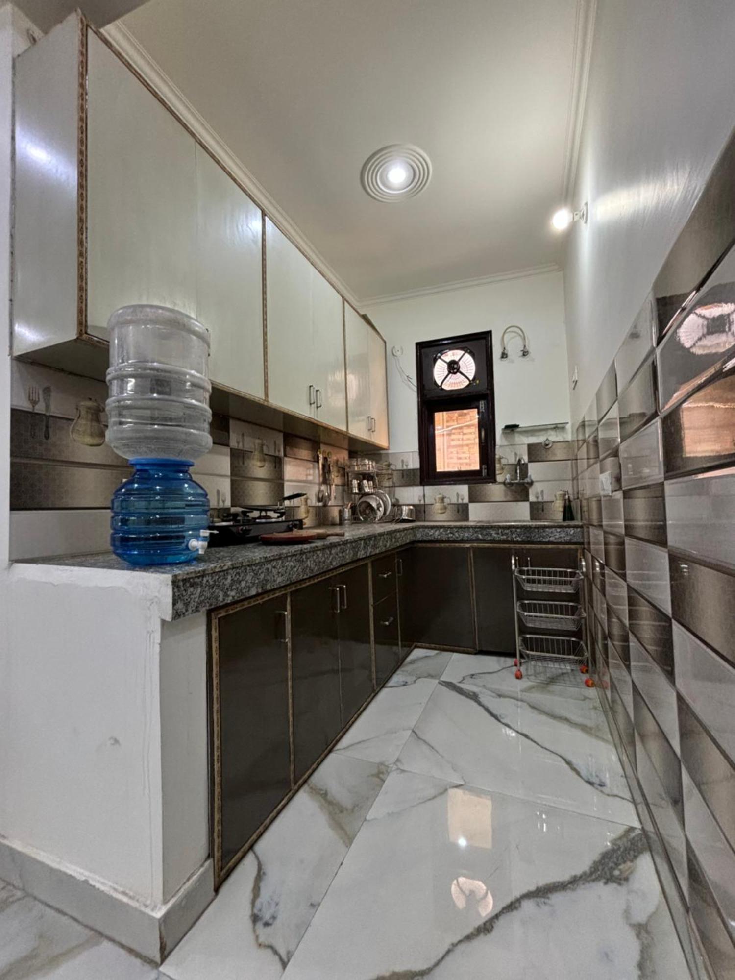 Apartment Thehrav 2bhk Mh 02 New Delhi