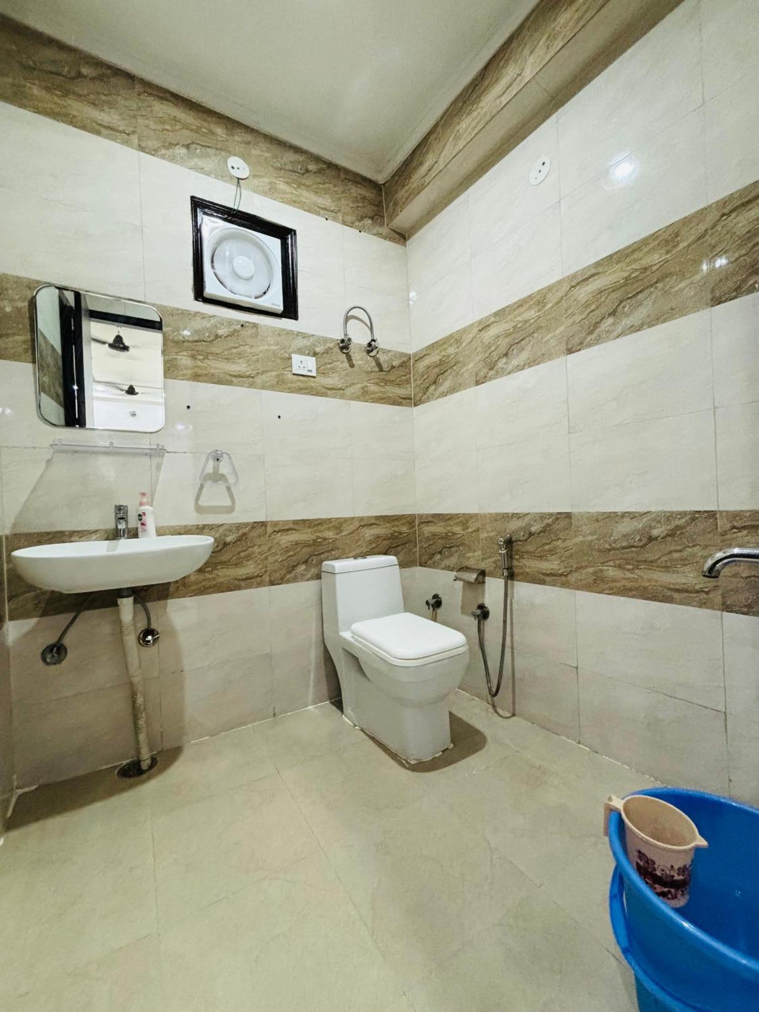 Apartment Thehrav 2bhk Mh 02 *