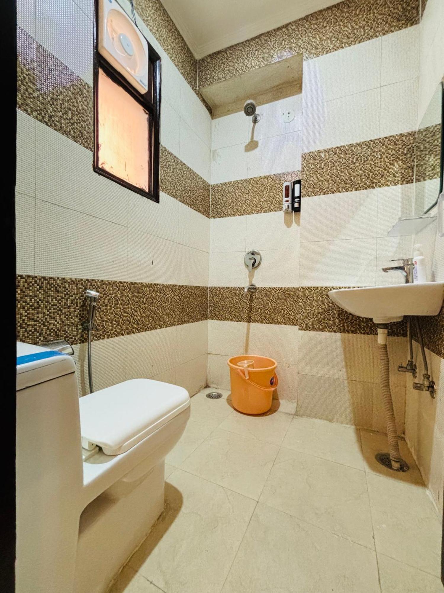 Thehrav 2bhk Mh 02 * New Delhi